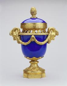 Fichier:143-Dulac- Vase cloche Sèvres ca1770-220x280.jpg